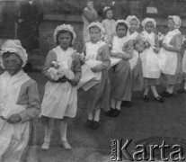 14.04.1946, Ypres, Belgia.
Dziewczynki biorące udział w uroczystości wprowadzenia do kościoła nowego proboszcza.
Fot. Jerzy Konrad Maciejewski, zbiory Ośrodka KARTA