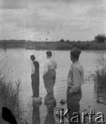 1942, Moosseedorf, Szwajcaria.
Starszy ogniomistrz Gutowski (1. z prawej) z 2. Dywizji Strzelców Pieszych przygląda się dwóch chłopcom, którzy łowią ryby.   
Fot. Jerzy Konrad Maciejewski, zbiory Ośrodka KARTA
