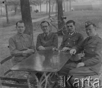 1942-1943, Moosseedorf, Szwajcaria.
Internowani żołnierze z 2. Dywizji Strzelców Pieszych siedzą przy stoliku na świeżym powietrzu. Część z nich pali papierosy. 2. z lewej siedzi kanonier Adam Gołąb.
Fot. Jerzy Konrad Maciejewski, zbiory Ośrodka KARTA
 
