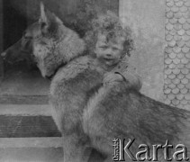 1942-1943, Moosseedorf, Szwajcaria.
Dziecko pozuje do zdjęcia, przytulając się do swojego psa. 
Fot. Jerzy Konrad Maciejewski, zbiory Ośrodka KARTA
 
