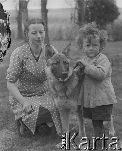 1942-1943, Moosseedorf, Szwajcaria.
Małe dziecko trzyma psa za obrożę. Obok nich kuca matka dziecka.
Fot. Jerzy Konrad Maciejewski, zbiory Ośrodka KARTA
 
