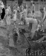1942-1943, Moosseedorf, Szwajcaria.
Dzieci czekają w kolejce przed kabinami kąpielowymi.
Fot. Jerzy Konrad Maciejewski, zbiory Ośrodka KARTA
 
