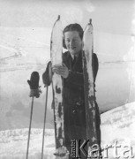 Zima 1941, Münchenbuchsee, Szwajcaria.
Kobieta o imieniu Hildi naciera spód nart śniegiem.
Fot. Jerzy Konrad Maciejewski, zbiory Ośrodka KARTA
 
