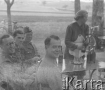 1942-1943, Moosseedorf, Szwajcaria.
Internowani żołnierze z 2. Dywizji Strzelców Pieszych siedzą prawdopodobnie w ogródku kawiarnianym. Przy stole stoi kelnerka, która trzyma w ręku butelkę.  2. z lewej siedzi kanonier Adam Gołąb.
Fot. Jerzy Konrad Maciejewski, zbiory Ośrodka KARTA
 

