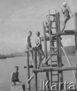 1942-1943, Moosseedorf, Szwajcaria.
Internowani żołnierze z 2. Dywizji Strzelców Pieszych skaczą do wody z pomostu. Razem z nimi na pomoście znajdują się miejscowe dzieci.
Fot. Jerzy Konrad Maciejewski, zbiory Ośrodka KARTA
 
