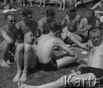 1942-1943, Moosseedorf, Szwajcaria.
Internowani żołnierze z 2. Dywizji Strzelców Pieszych wypoczywają na plaży, grając w karty.
Fot. Jerzy Konrad Maciejewski, zbiory Ośrodka KARTA
 
