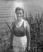 1942-1943, Moosseedorf, Szwajcaria.
Kobieta pozuje do zdjęcia stojąc nad brzegiem jeziora.
Fot. Jerzy Konrad Maciejewski, zbiory Ośrodka KARTA
 
