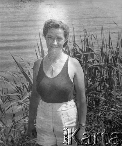 1942-1943, Moosseedorf, Szwajcaria.
Kobieta pozuje do zdjęcia stojąc nad brzegiem jeziora.
Fot. Jerzy Konrad Maciejewski, zbiory Ośrodka KARTA
 

