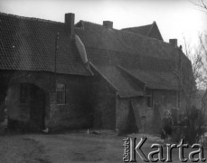 Wiosna 1946, Roubaix, Francja. 
Dziewczynka pozuje na tle starego domu.
Fot. Jerzy Konrad Maciejewski, zbiory Ośrodka KARTA
 

