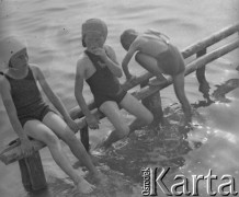 1942-1943, Moosseedorf, Szwajcaria.
Dzieci kąpią się w jeziorze. 
Fot. Jerzy Konrad Maciejewski, zbiory Ośrodka KARTA
 
