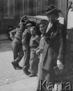 Prawdopodobnie 3.05.1946, Lille, Francja.
Rocznica uchwalenia Konstytucji 3 maja. Polscy żołnierze przygotowują się do obchodów związanych ze świętem. Na pierwszym planie widać pozującą kobietę. 
Fot. Jerzy Konrad Maciejewski, zbiory Ośrodka KARTA