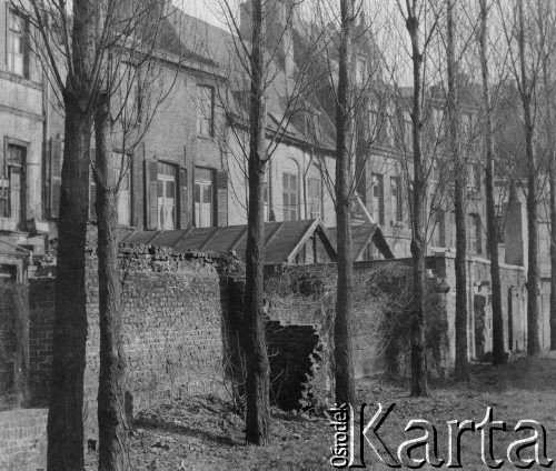 1946, Lille, Francja.
Prawdopodobnie stary mur obronny otaczający najstarszą część miasta. Za nim widoczne są kamienice.
Fot. Jerzy Konrad Maciejewski, zbiory Ośrodka KARTA