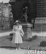 1946, Lille, Francja.
Szwajcarka Friedel Wegmüller z Berna podczas odwiedzin u sierż. Jerzego Konrada Maciejewskiego. 
Fot. Jerzy Konrad Maciejewski, zbiory Ośrodka KARTA