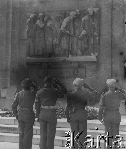 3.05.1946, Lille, Francja.
Rocznica uchwalenia Konstytucji 3 maja. Fragment pomnika poświęconego ofiarom niemieckim z czasów I wojny światowej. Polscy żołnierze składają hołd.
Fot. Jerzy Konrad Maciejewski, zbiory Ośrodka KARTA