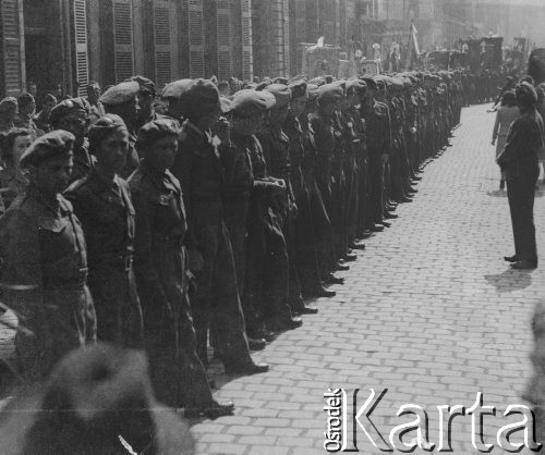 3.05.1946, Lille, Francja.
Żołnierze z 2. Dywizji Strzelców Pieszych przygotowują się do uroczystości rocznicy uchwalenia Konstytucji 3 maja.
Fot. Jerzy Konrad Maciejewski, zbiory Ośrodka KARTA