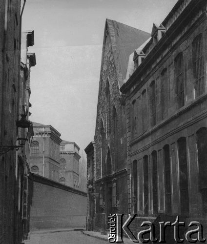 1946, Lille, Francja.
Budynek dawnego szpitala. W głębi widać fragment Pałacu Sprawiedliwości.
Fot. Jerzy Konrad Maciejewski, zbiory Ośrodka KARTA