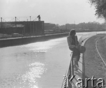 1946, Lille, Francja.
Szwajcarka Fridel Wegmüller z Berna podczas zwiedzania francuskiej miejscowości. Na zdjęciu pozuje siedząc na balustradzie nad rzeką Deule.
Fot. Jerzy Konrad Maciejewski, zbiory Ośrodka KARTA

