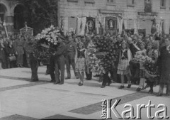 3.05.1946, Lille, Francja.
Młodzież polonijna oraz żołnierze składają kwiaty prawdopodobnie przed pomnikiem poświęconym ofiarom niemieckim z czasów I wojny światowej.
Fot. Jerzy Konrad Maciejewski, zbiory Ośrodka KARTA