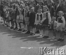 3.05.1946, Lille, Francja.
W uroczystościach rocznicy uchwalenia Konstytucji 3 maja biorą udział polskie dziewczynki ubrane w stroje ludowe.
Fot. Jerzy Konrad Maciejewski, zbiory Ośrodka KARTA