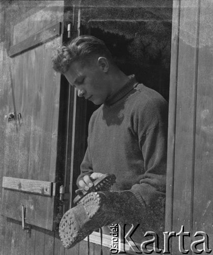 1941, Büren an der Aare, Szwajcaria.
Internowany żołnierz 2. Dywizja Strzelców Pieszych w oknie baraku myje swoje wojskowe buty.
Fot. Jerzy Konrad Maciejewski, zbiory Ośrodka KARTA

