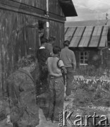 1941, Büren an der Aare, Szwajcaria.
Internowani żołnierze oczekują na wizytację obozu przez dowódcę 2. Dywizji Strzelców Pieszych, gen. Bronisława Prugara-Ketlinga.
Fot. Jerzy Konrad Maciejewski, zbiory Ośrodka KARTA
