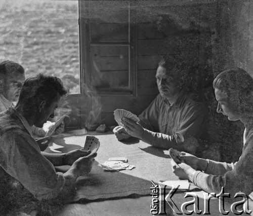 1941, Büren an der Aare, Szwajcaria.
Żołnierze z 2. Dywizji Strzelców Pieszych po zjedzonym obiedzie grają w karty.
Fot. Jerzy Konrad Maciejewski, zbiory Ośrodka KARTA
