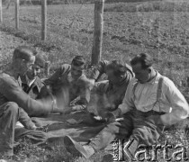 1941, Büren an der Aare, Szwajcaria.
Żołnierze z 2. Dywizji Strzelców Pieszych grają w karty pod obozowym ogrodzeniem. 
Fot. Jerzy Konrad Maciejewski, zbiory Ośrodka KARTA

