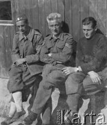 1941, Büren an der Aare, Szwajcaria.
Internowani żołnierze 2. Dywizji Strzelców Pieszych siedzą przed barakiem. Towarzyszy im oficer angielski (siedzi po środku).
Fot. Jerzy Konrad Maciejewski, zbiory Ośrodka KARTA
