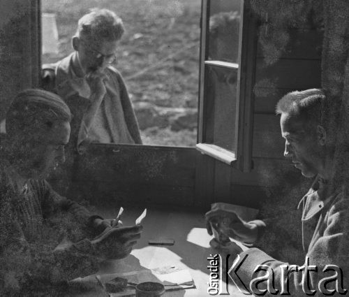 1941, Büren an der Aare, Szwajcaria.
Żołnierze z 2. Dywizji Strzelców Pieszych grają w karty.
Fot. Jerzy Konrad Maciejewski, zbiory Ośrodka KARTA