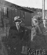1941, Büren an der Aare, Szwajcaria.
Dowódca 2. Dywizji Strzelców Pieszych gen. Bronisław Prugar-Ketling (1. z lewej) podczas zwiedzania obozu. Na zdjęciu rozmawia z kpt. Płotkowiakiem (1. z prawej).
Fot. Jerzy Konrad Maciejewski, zbiory Ośrodka KARTA
