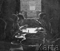 1941, Büren an der Aare, Szwajcaria.
Żołnierze z 2. Dywizji Strzelców Pieszych jedzą obiad w baraku.
Fot. Jerzy Konrad Maciejewski, zbiory Ośrodka KARTA