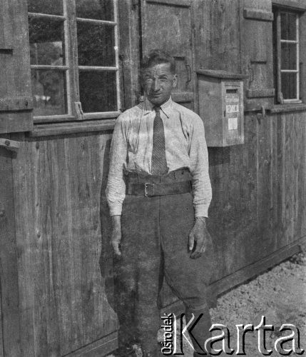 1941, Büren an der Aare, Szwajcaria.
Internowany żołnierz 2. Dywizji Strzelców Pieszych stoi przed obozowym barakiem.
Fot. Jerzy Konrad Maciejewski, zbiory Ośrodka KARTA

