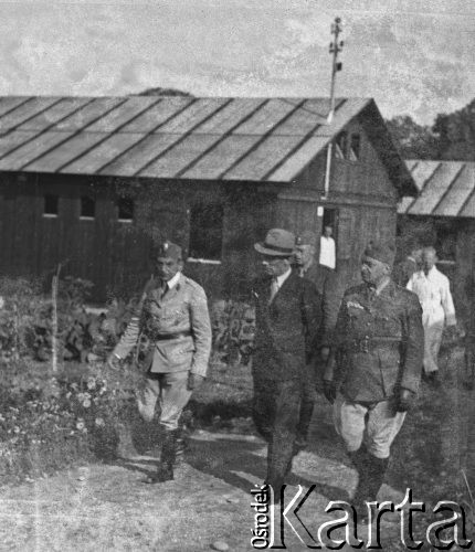 1941, Büren an der Aare, Szwajcaria.
Dowódca 2. Dywizji Strzelców Pieszych gen. Bronisław Prugar-Ketling (w środku) podczas zwiedzania obozu.
Fot. Jerzy Konrad Maciejewski, zbiory Ośrodka KARTA

