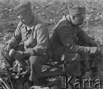 1941, Büren an der Aare, Szwajcaria.
Żołnierze z 2. Dywizji Strzelców Pieszych obierają buraki w obozowym ogrodzie.
Fot. Jerzy Konrad Maciejewski, zbiory Ośrodka KARTA
