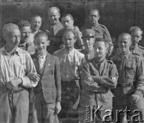 1941, Büren an der Aare, Szwajcaria.
Internowani żołnierze z 2. Dywizji Strzelców Pieszych stoją przed wejściem do baraku.
Fot. Jerzy Konrad Maciejewski, zbiory Ośrodka KARTA
