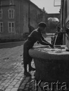 Po 29.05.1940, Vicherey, Francja.
Żołnierz z 2. Dywizji Strzelców Pieszych Wołoszyn myje ręce w fontannie przylegającej do ściany budynku.
Fot. Jerzy Konrad Maciejewski, zbiory Ośrodka KARTA