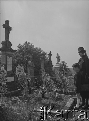 Po 29.05.1940, Vicherey, Francja.
Rodzina odwiedza grób zmarłego.
Fot. Jerzy Konrad Maciejewski, zbiory Ośrodka KARTA