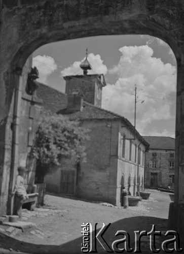 Po 29.05.1940, Vicherey, Francja.
Kamienice na rynku.
Fot. Jerzy Konrad Maciejewski, zbiory Ośrodka KARTA