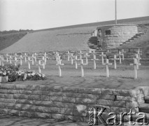 1945, Münsingen, Szwajcaria.
Kobieta stoi na cmentarzu wojennym, na którym pochowano lotników alianckich. 
Fot. Jerzy Konrad Maciejewski, zbiory Ośrodka KARTA