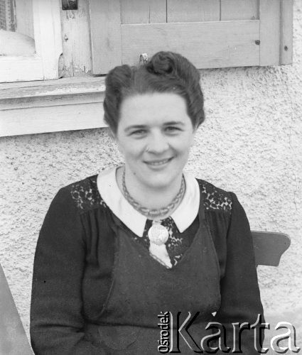 1940-1941, Schönbrunnen, Münchenbuchsee, Szwajcaria
Kobieta siedzi na krześle.
Fot. Jerzy Konrad Maciejewski, zbiory Ośrodka KARTA
