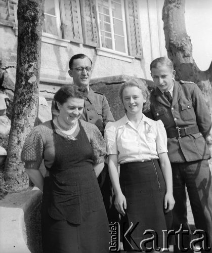 1940-1941, Schönbrunnen, Münchenbuchsee, Szwajcaria
Pani Lindt (z prawej) z koleżanką w towarzystwie internowanych żołnierzy z 2. Dywizji Strzelców Pieszych. 1 z prawej stoi pchor. Zygmunt Kisielewski.
Fot. Jerzy Konrad Maciejewski, zbiory Ośrodka KARTA