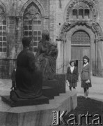 19.04.1946, Tournai, Belgia.
Bernadette i Therese na tle katedry i pomnika.
Fot. Jerzy Konrad Maciejewski, zbiory Ośrodka KARTA