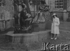 1946, Lille, Francja.
Szwajcarka Friedel Wegmüller z Berna stoi przy figurze Matki Boskiej przy miejscowym kościele. 
Fot. Jerzy Konrad Maciejewski, zbiory Ośrodka KARTA