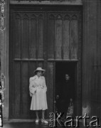 1946, Lille, Francja.
Szwajcarka Friedel Wegmüller (z lewej) z Berna stoi przed wejściem do miejscowego kościoła.
Fot. Jerzy Konrad Maciejewski, zbiory Ośrodka KARTA