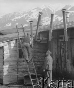 1943-1945, Giswil, Szwajcaria.
Internowani żołnierze 2. Dywizji Strzelców Pieszych naprawiają dach w obozowym baraku.
Fot. Jerzy Konrad Maciejewski, zbiory Ośrodka KARTA
