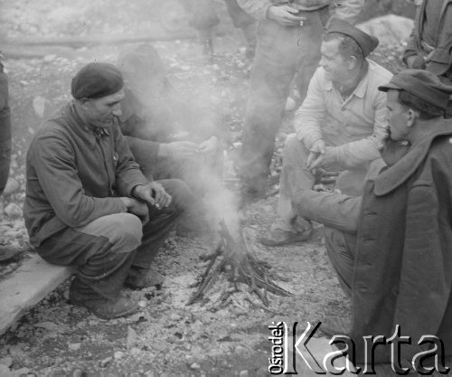 1943-1945, Giswil, Szwajcaria.
Internowani żołnierze z 2. Dywizji Strzelców Pieszych odpoczywają przy ognisku.
Fot. Jerzy Konrad Maciejewski, zbiory Ośrodka KARTA