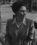 1946, Bruksela, Belgia.
Kobieta pozuje do zdjęcia siedząc na ławce.
Fot. Jerzy Konrad Maciejewski, zbiory Ośrodka KARTA