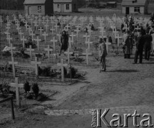 1946, Bruksela, Belgia.
Prawdopodobnie cmentarz Evere i jego wojskowa część, w której znajdują się groby poległych żołnierzy z 1. Dywizji Pancernej gen. Stanisława Maczka. Na zdjęciu grupa zwiedzających przygląda się nagrobnym krzyżom.
Fot. Jerzy Konrad Maciejewski, zbiory Ośrodka KARTA