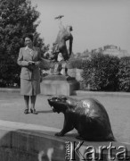 1946, Bruksela, Belgia.
Kobieta spaceruje po parku. Do zdjęcia pozuje na tle różnych pomników. Na pierwszym planie widoczna figura prawdopodobnie świstaka. 
Fot. Jerzy Konrad Maciejewski, zbiory Ośrodka KARTA