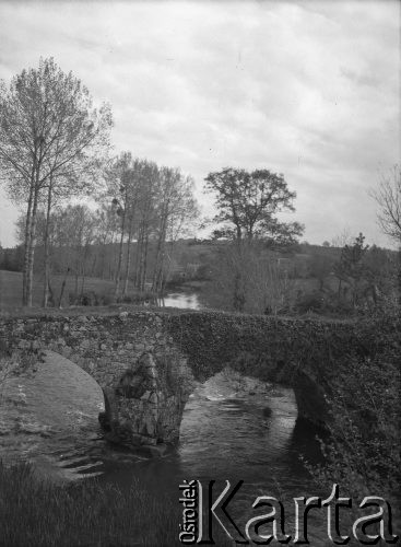 1940, Glénay, Francja.
Kamienny most na rzece Le Thouaret.
Fot. Jerzy Konrad Maciejewski, zbiory Ośrodka KARTA